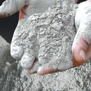 Завод производит сухие бетонные строительные смеси